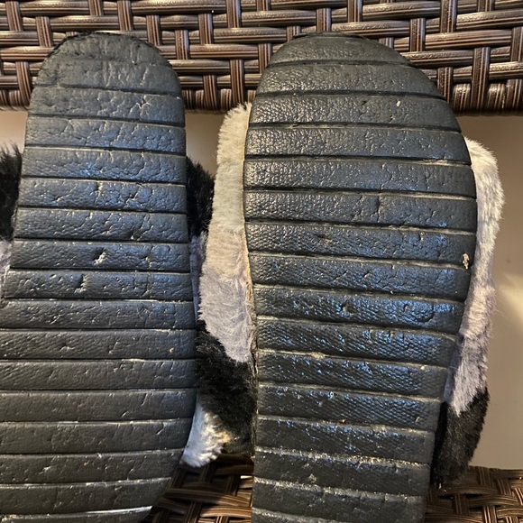 Cute size 5-6 (sm) fuzzy indoor outdoor slippers - Picture 5 of 5